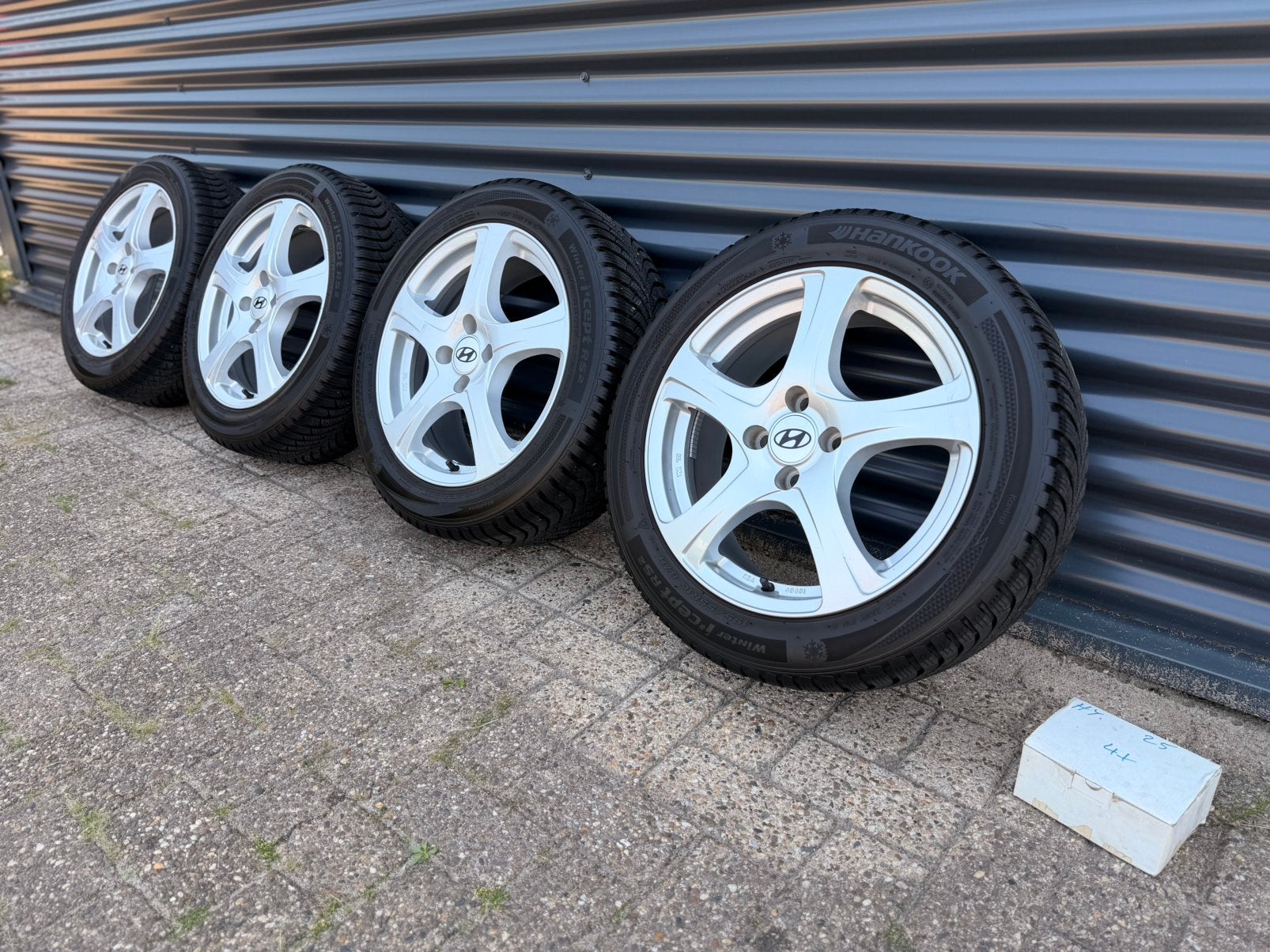 Hyundai i20 16 inch 4x100 Winter Kia Rio, Auto-onderdelen, Ophalen, Gebruikt, 16 inch, Banden en Velgen