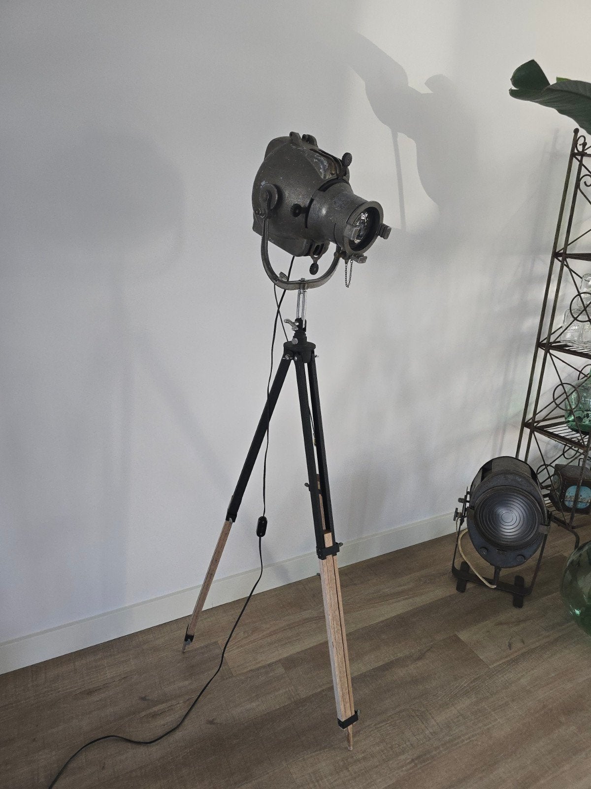 Antieke Strand Electric theater-lamp op Tripod statief €299, Ophalen of Verzenden, 150 tot 200 cm