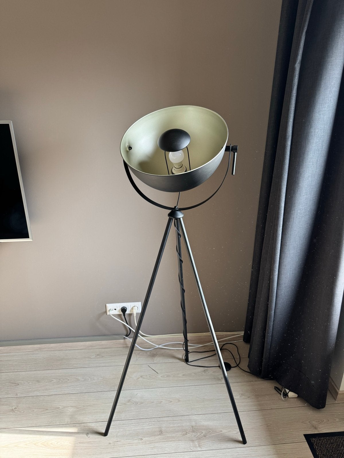 Moderne vloerlamp met driepoot onderstel en verstelbare kap, Ophalen, E27 (groot), Zo goed als nieuw, Metaal