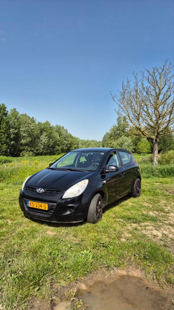 Hyundai i20 1.2 5-DRS 2011 Zwart. APK 20 mei 2027, Auto's, Euro 5, 4 cilinders, Zwart, Handgeschakeld