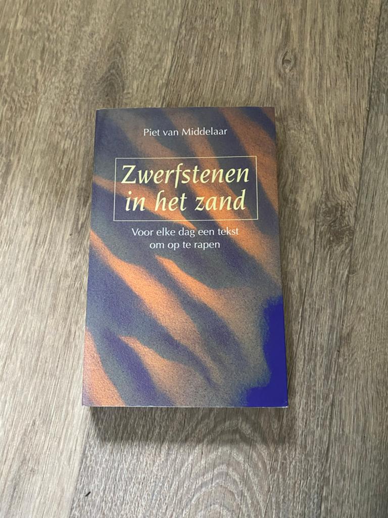 Zwerfstenen in het zand - Piet van Middelaar, Ophalen of Verzenden, Zo goed als nieuw