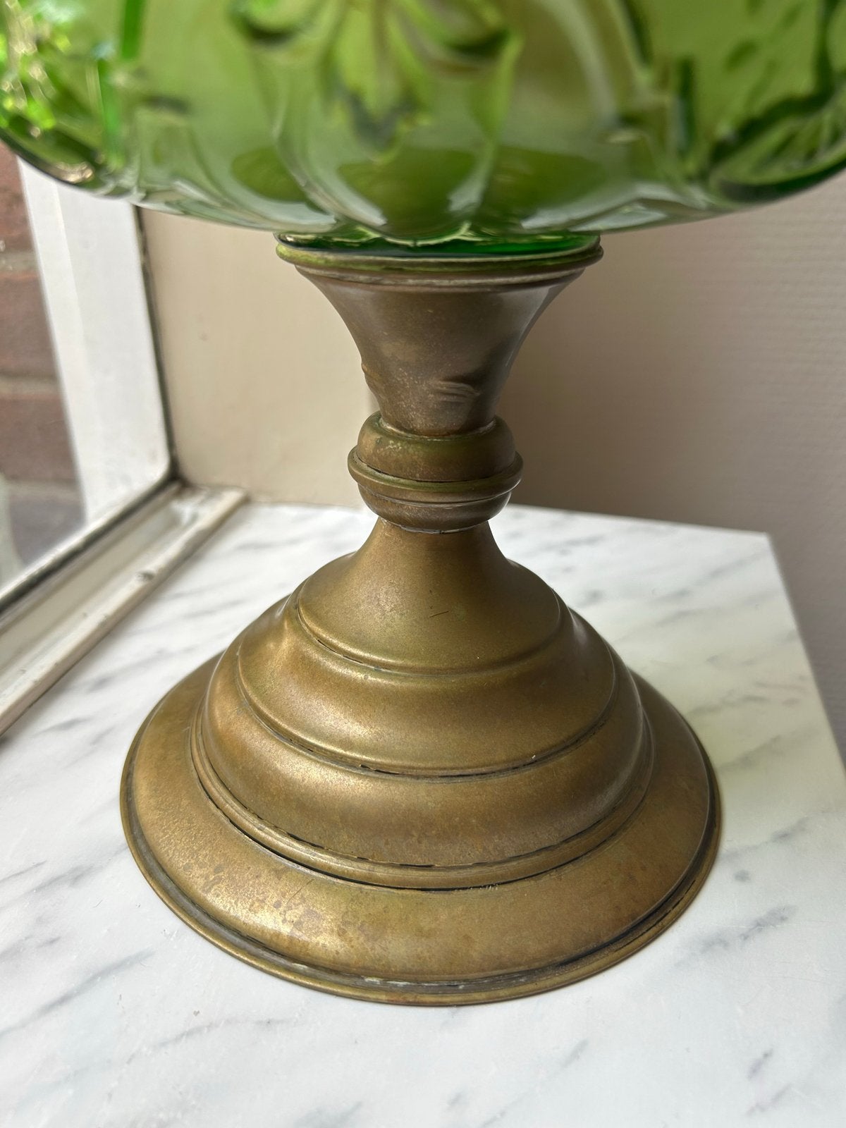 Antieke olielamp met groene glazen voet en geëtste kap, Ophalen