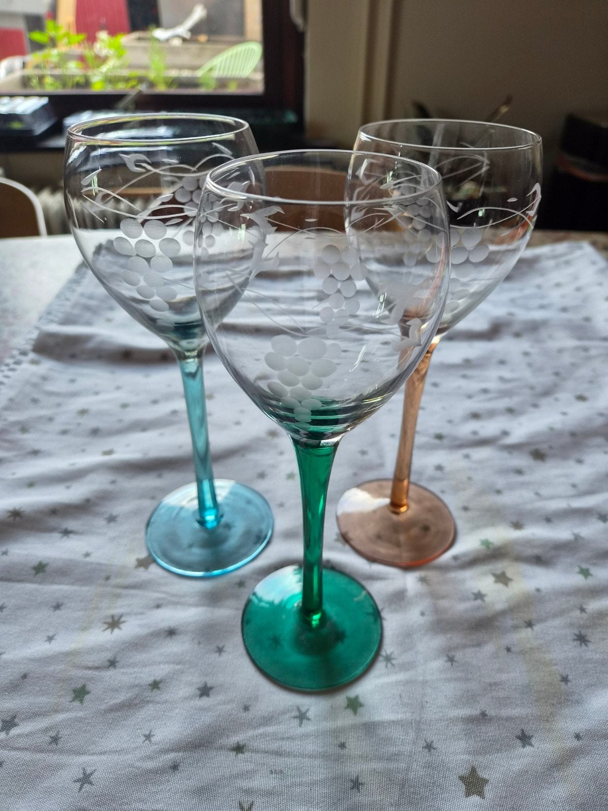 Vintage wijnglazen met druivenmotief en gekleurde voet, Ophalen of Verzenden, Zo goed als nieuw, Overige typen