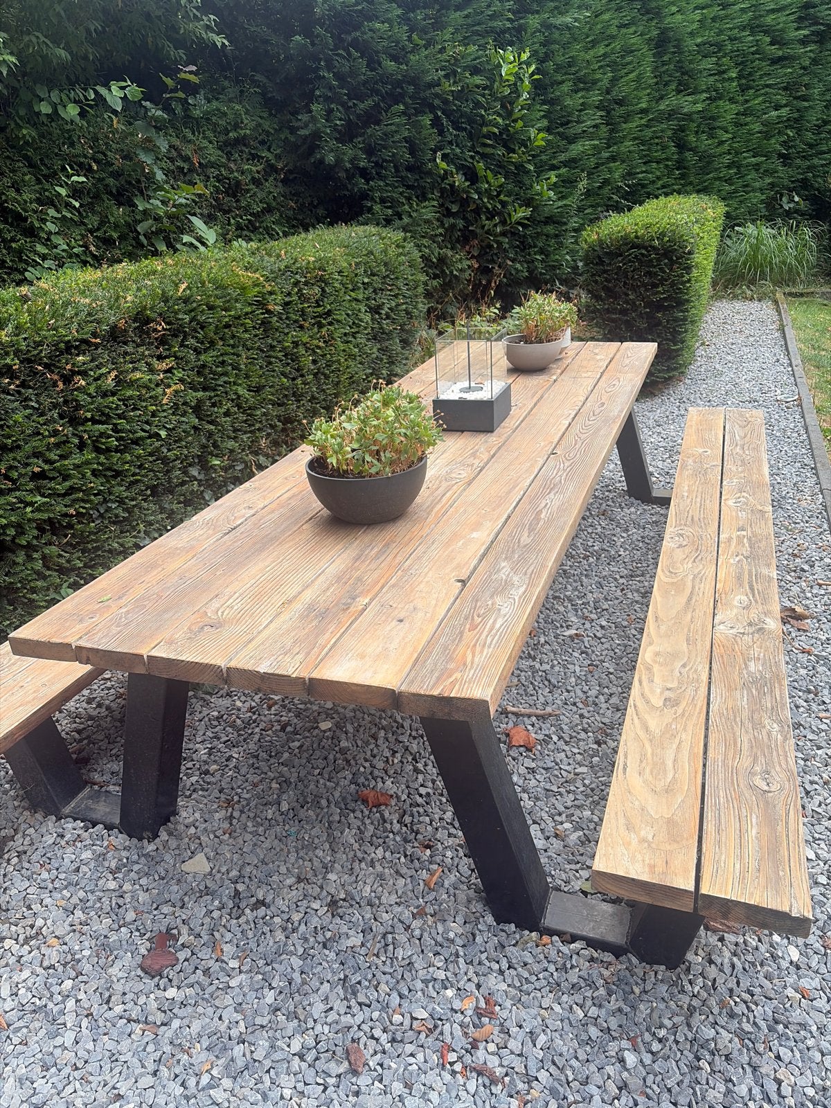 Robuuste houten picknicktafel met stalen onderstel, Tuin en Terras, Picknicktafels, Ophalen, Gebruikt, Rechthoekig, Hout