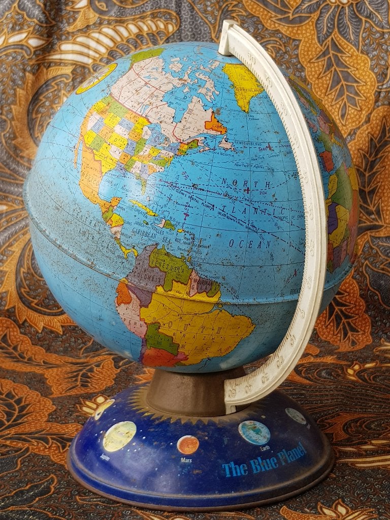Mooie oude wereldbol of globe uit Amerika van blik 31 cm., Antiek en Kunst, Ophalen of Verzenden