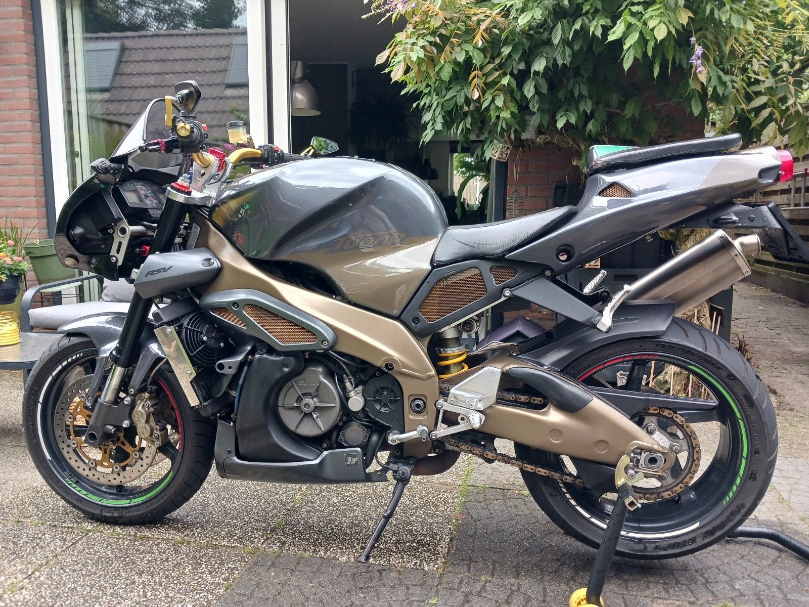Aprilia Tuono RSV 1000 R - Krachtige Naked Bike, Particulier
