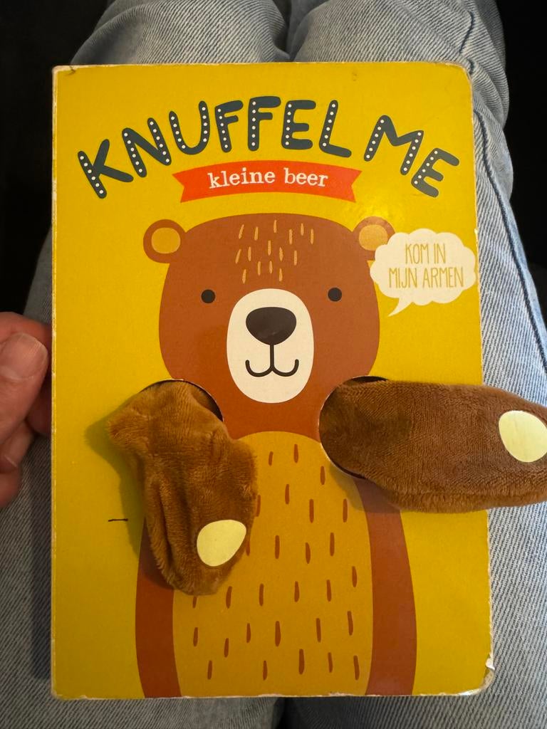 Boekje Knuffel Me - Kleine Beer (in goede staat), Ophalen of Verzenden, Zo goed als nieuw, Uitklap-, Voel- of Ontdekboek, 1 tot 2 jaar