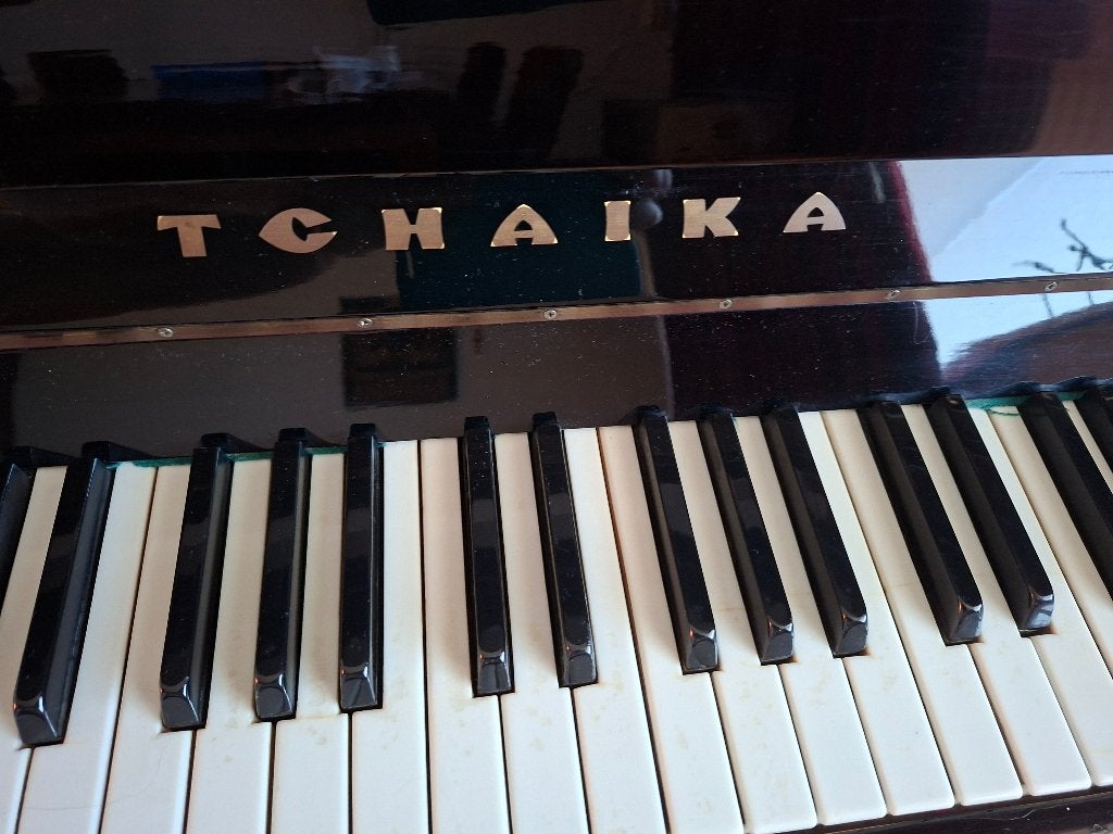 Tchaika Piano Zwart Hoogglans met Pianokruk (upcycling), Muziek en Instrumenten, Piano's, Ophalen, Gebruikt, Zwart, Piano