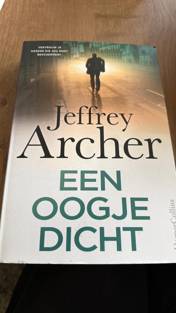 SLK.   Jeffrey Archer - Een oogje dicht, Boeken, Thrillers, Ophalen of Verzenden, Zo goed als nieuw, Jeffrey Archer