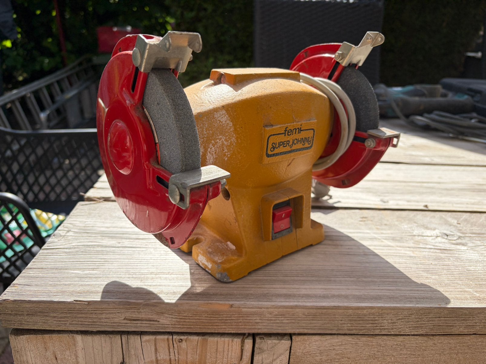 Femi: Werkbank Slijpmachine, Doe-het-zelf en Verbouw, Gereedschap | Slijpmachines, Ophalen, Zo goed als nieuw, Minder dan 700 watt