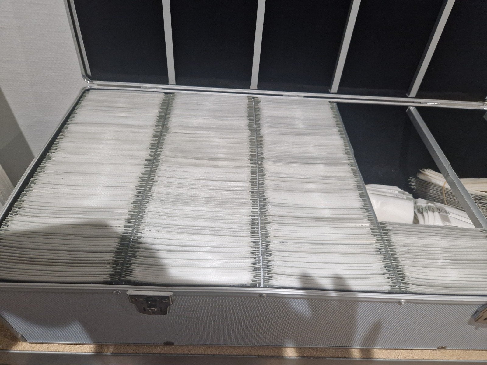 Gezocht: Lege CD/DVD koffer voor 1000 schijven (Parkstad), Ophalen of Verzenden, Gebruikt