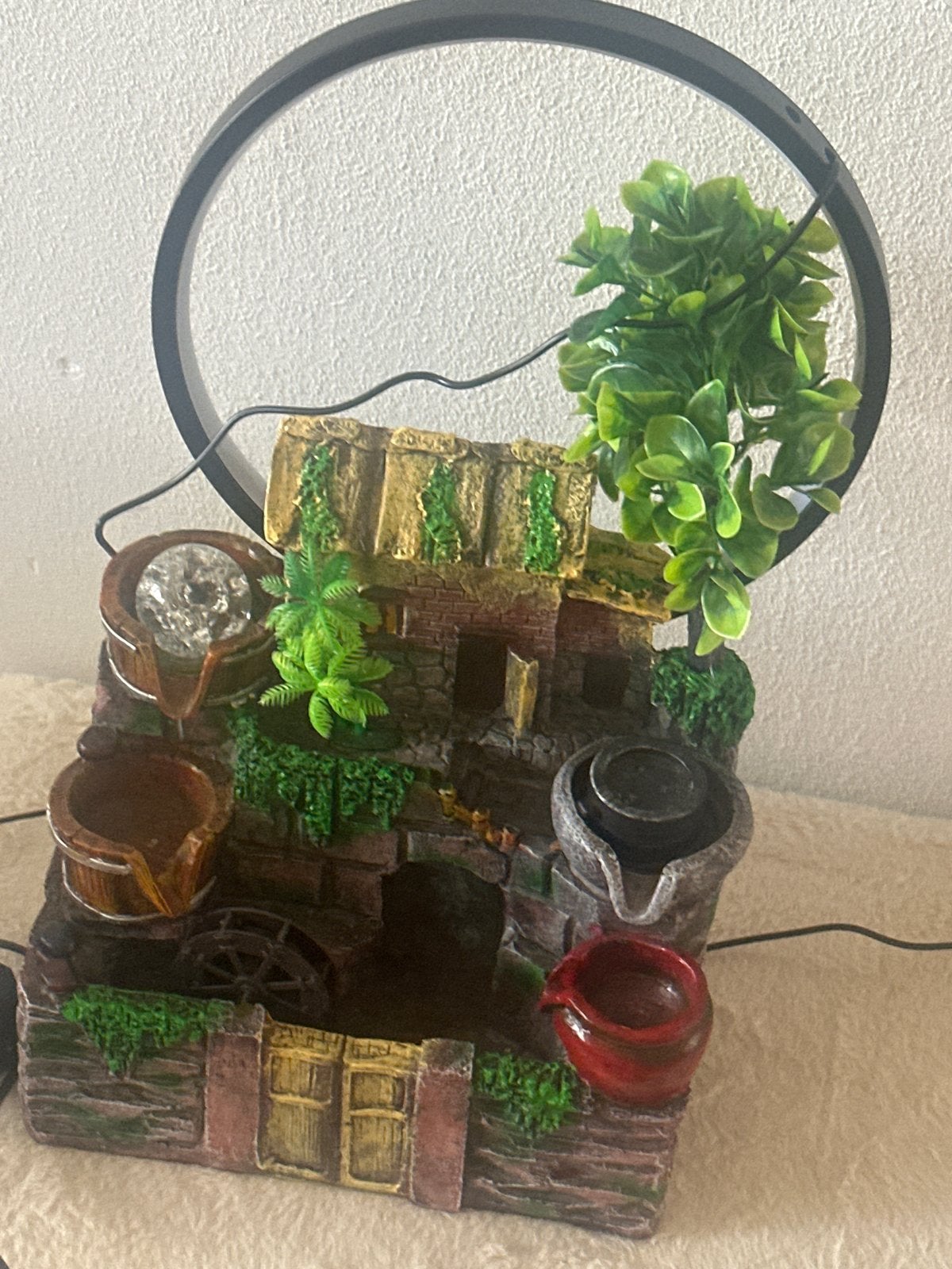 Decoratief huisje met waterrad en plantjes, Huis en Inrichting, Ophalen, Meerkleurig, Overige stijlen, Zo goed als nieuw