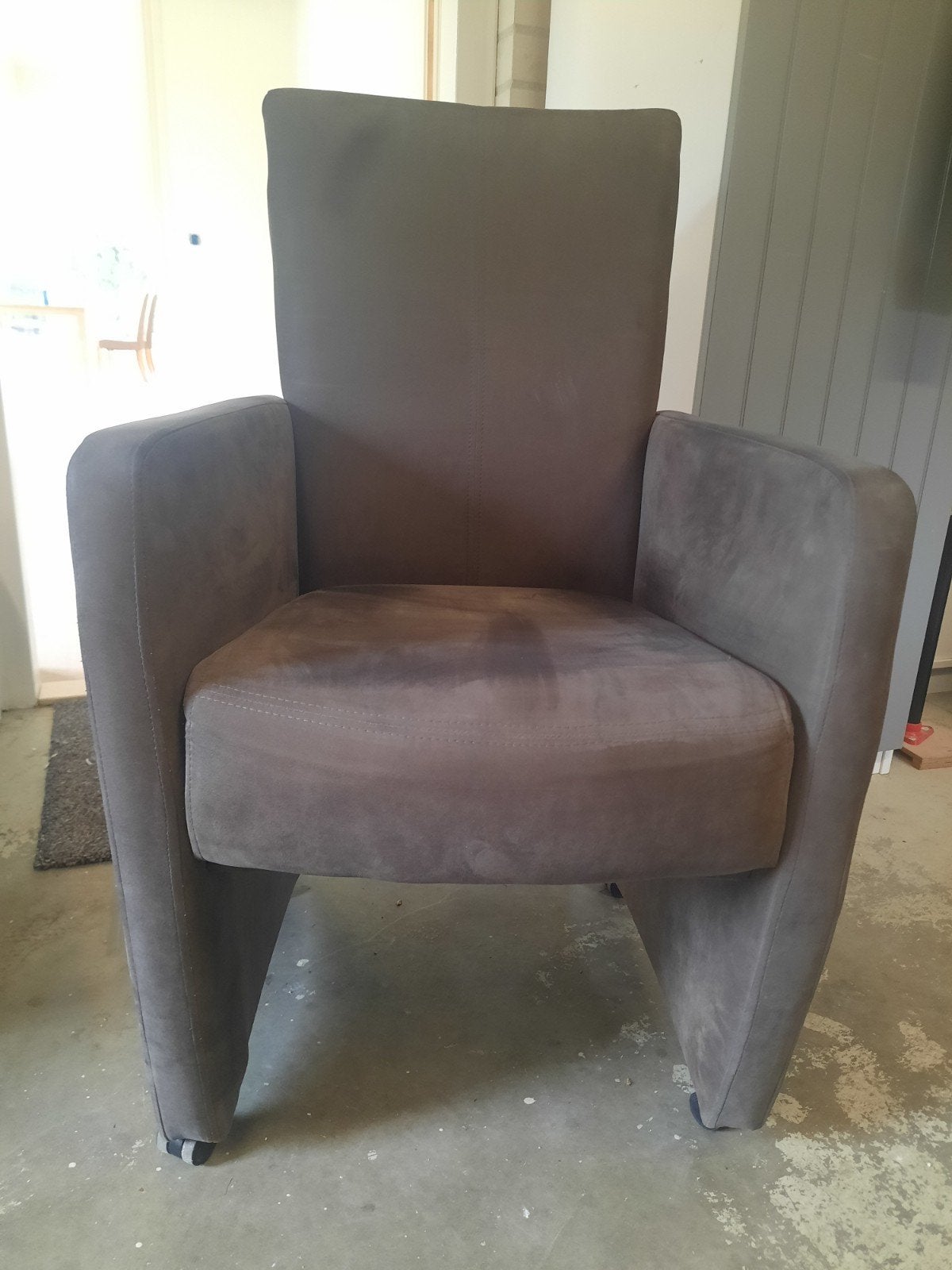 gratis 4 bruine (eettafel)stoelen met wieltjes, Huis en Inrichting, Ophalen, Gebruikt, Minder dan 75 cm, Stof