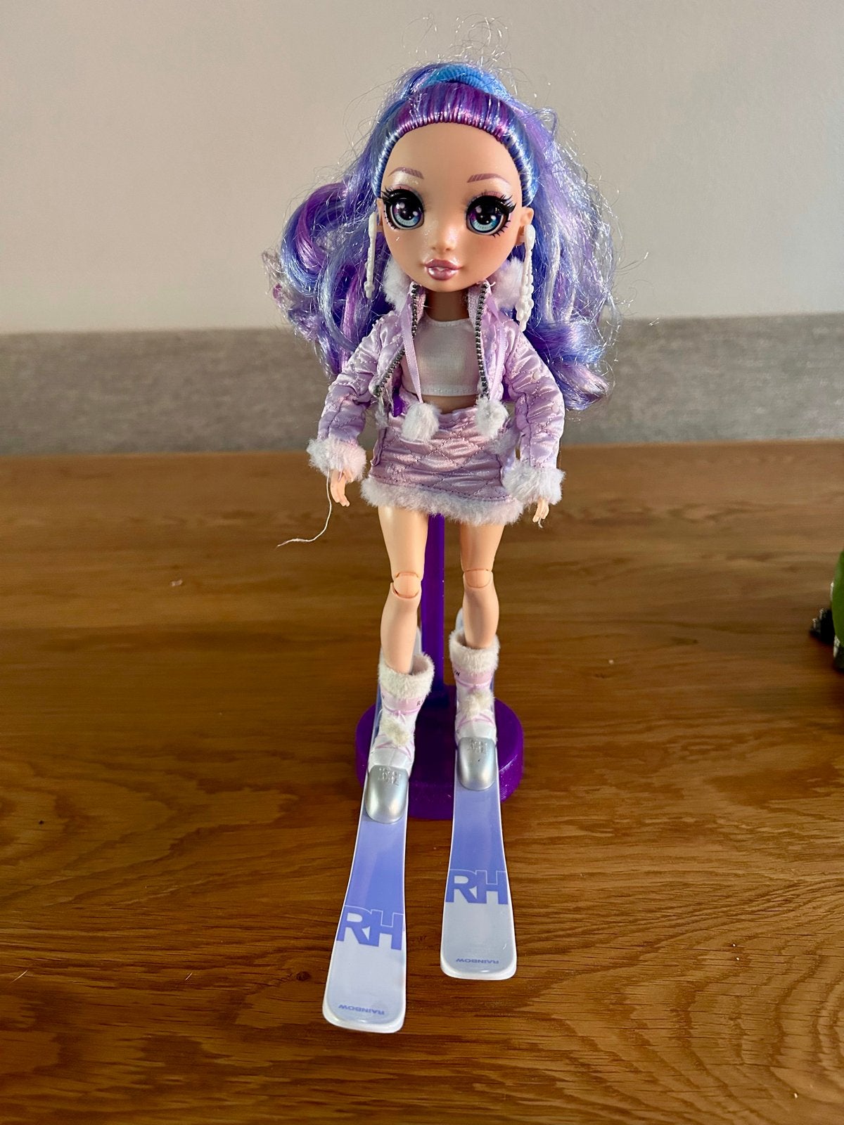 Rainbow High Winter Break Violet Willow pop met accessoires, Ophalen of Verzenden, Zo goed als nieuw, Overige typen