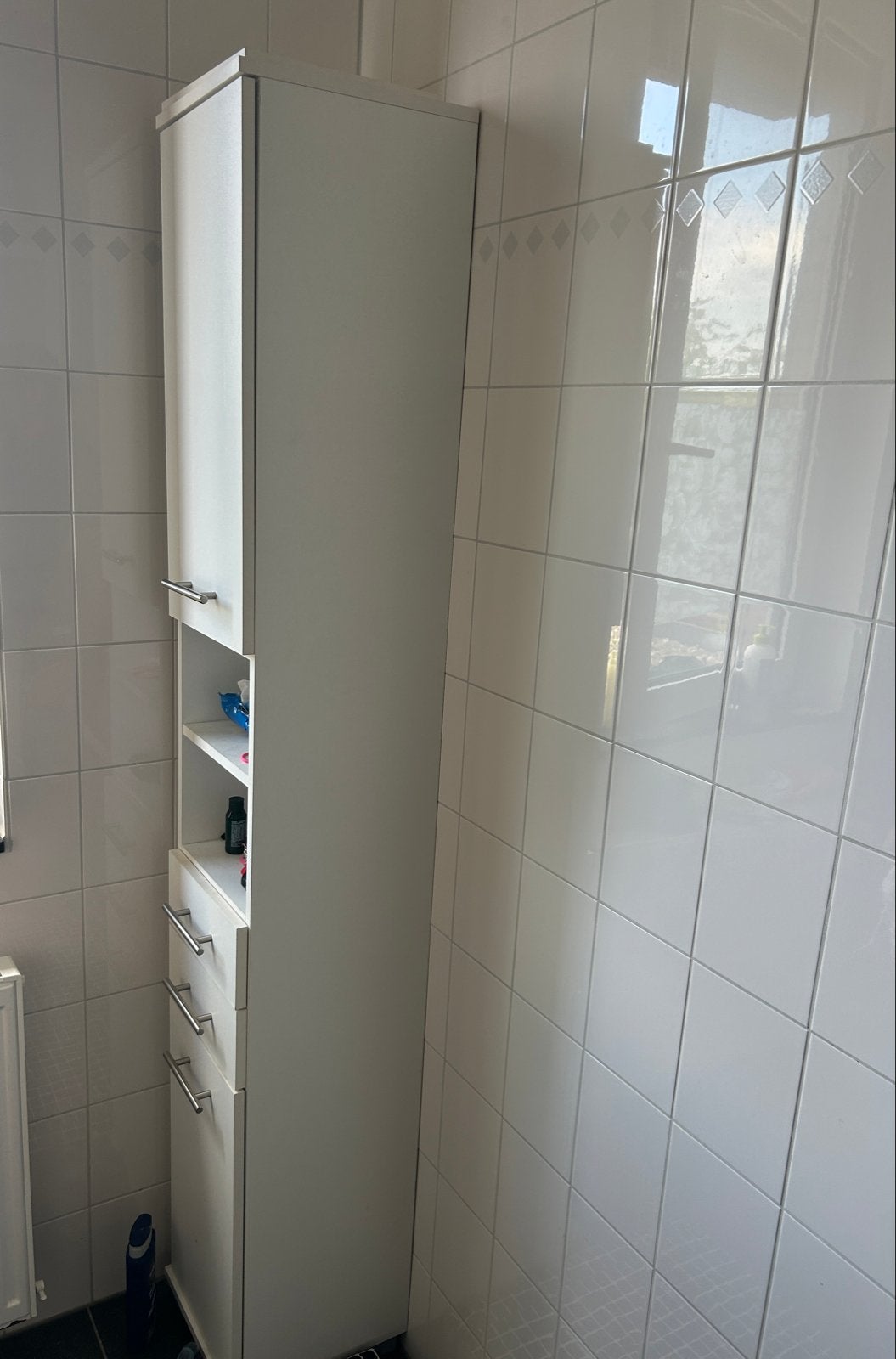 Hoge witte badkamerkast met lades en open vakken, Huis en Inrichting, Badkamer | Badkamermeubels, Ophalen, (Half)hoge kast, Minder dan 50 cm