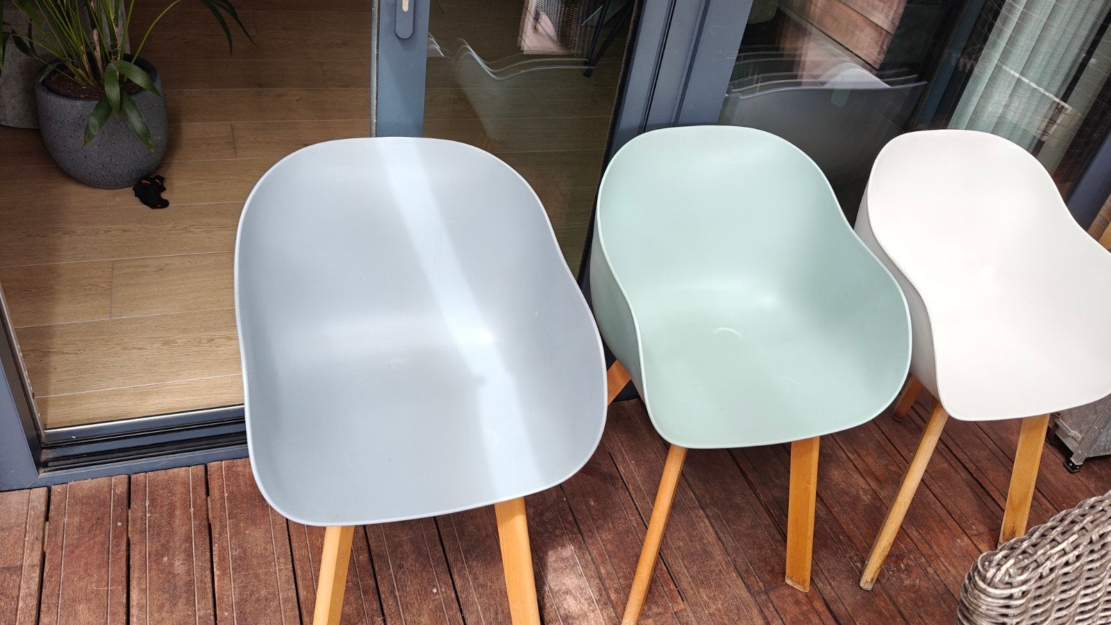 Gratis kunststof kuipstoelen in 3 kleuren, Huis en Inrichting, Stoelen, Gebruikt, Overige kleuren, Ophalen, Hout