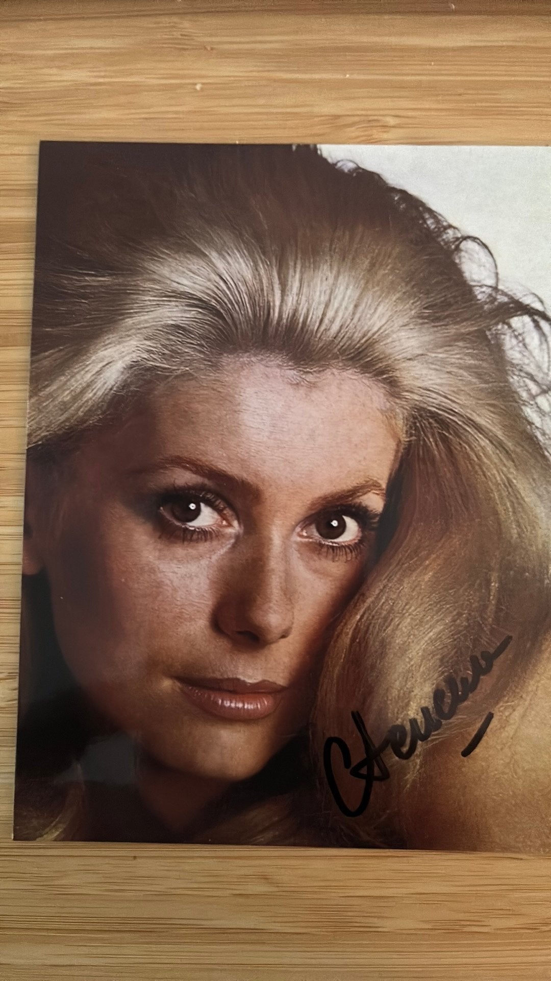 Catherine Deneuve FOTO met mooi gezette ECHTE handtekening, Verzamelen, Ophalen of Verzenden, 1980 tot heden, Ongelopen, Sterren en Beroemdheden