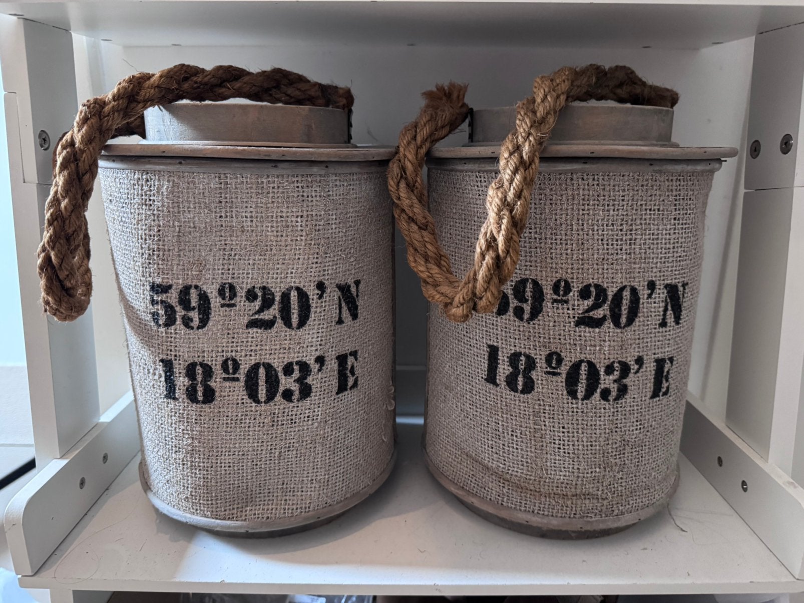 2 x grote stoere kandelaars. Taupe. Zwarte cijfers., Ophalen, 25 tot 50 cm, Grijs, Zo goed als nieuw