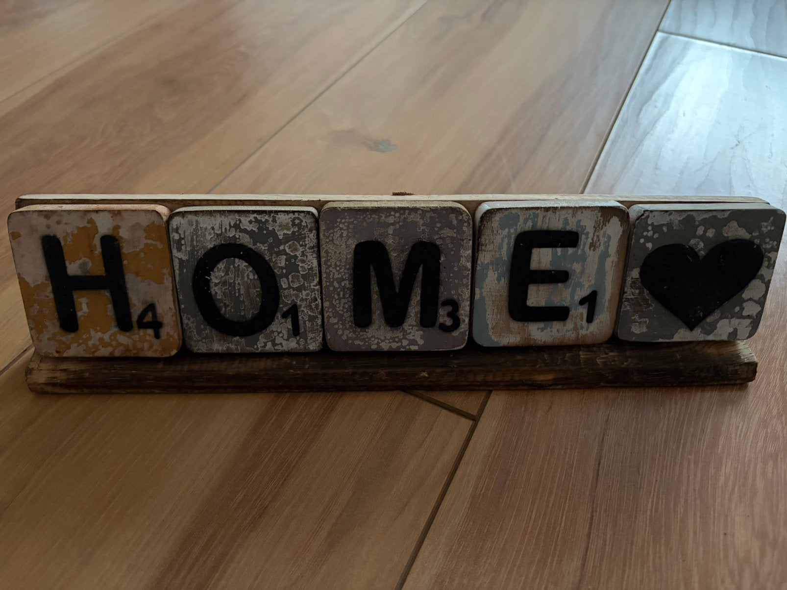Decoratief HOME bordje - Houten Scrabble letters, Huis en Inrichting, Woonaccessoires | Overige, Gebruikt, Hout, Meerkleurig, Vintage