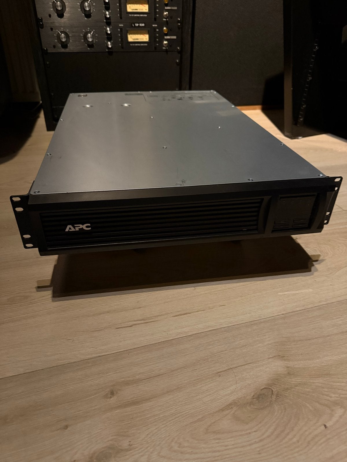 APC Smart-UPS SMT2200RMI2UC Ongebruikt + Nieuwe Accu’s, Ophalen, Nieuw