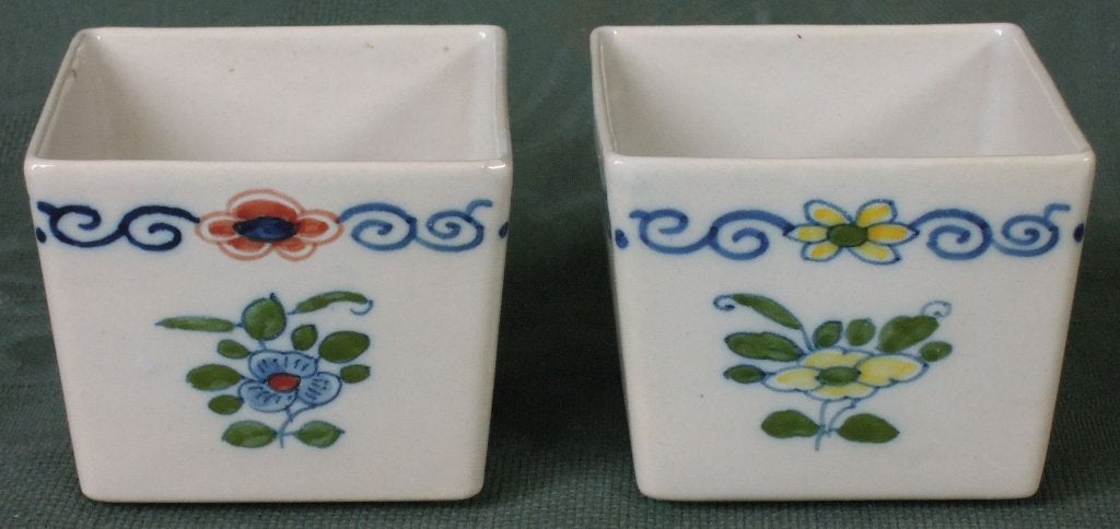 Nr F142: 2 Makkum bloempotjes, Ophalen of Verzenden