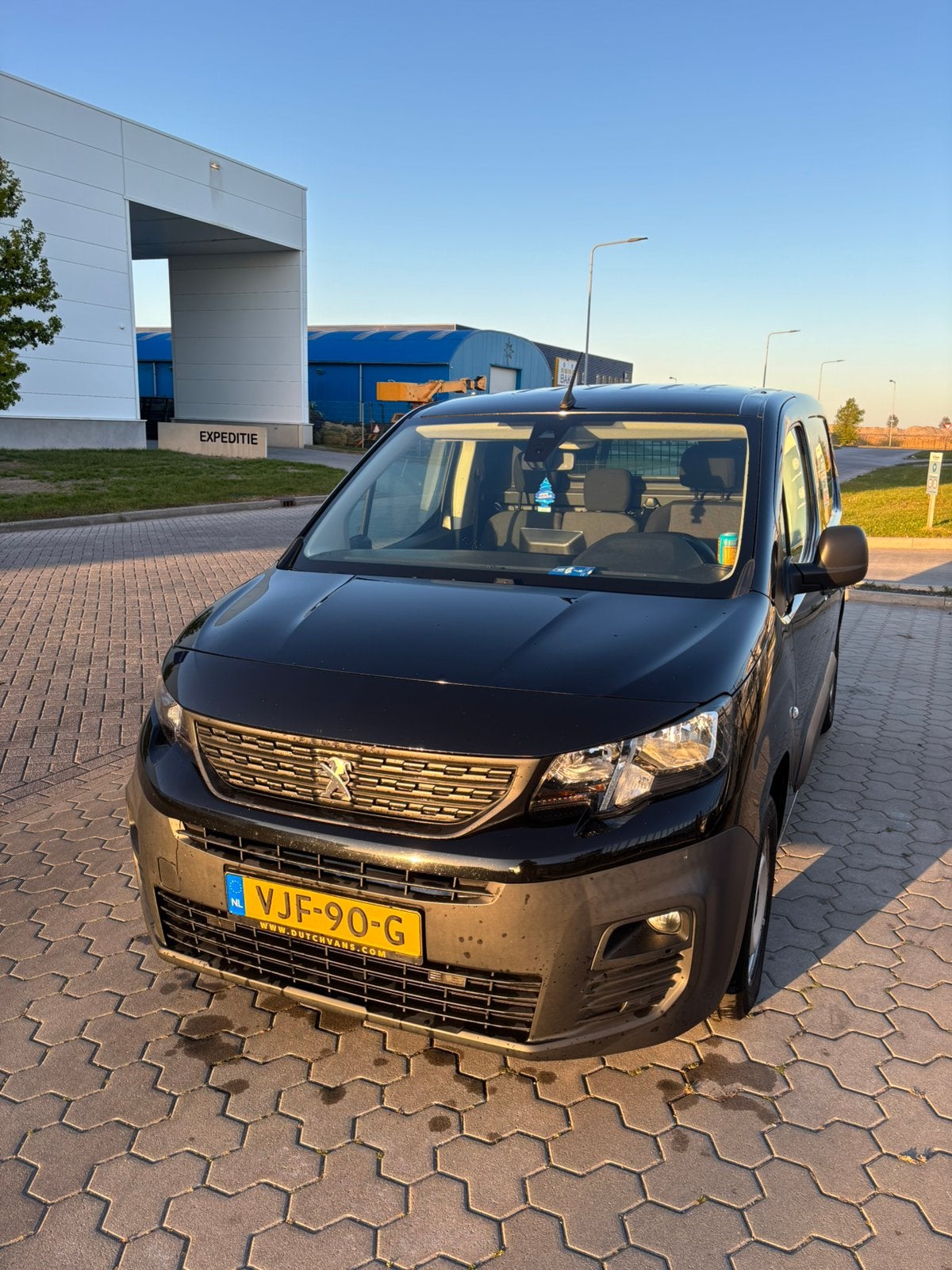 Peugeot Partner 1.5 Bluehdi 130pk 650kg Eat8 2021 Zwart, Auto's, Bestelauto's, 730 kg, Zwart, 4 cilinders, Navigatiesysteem