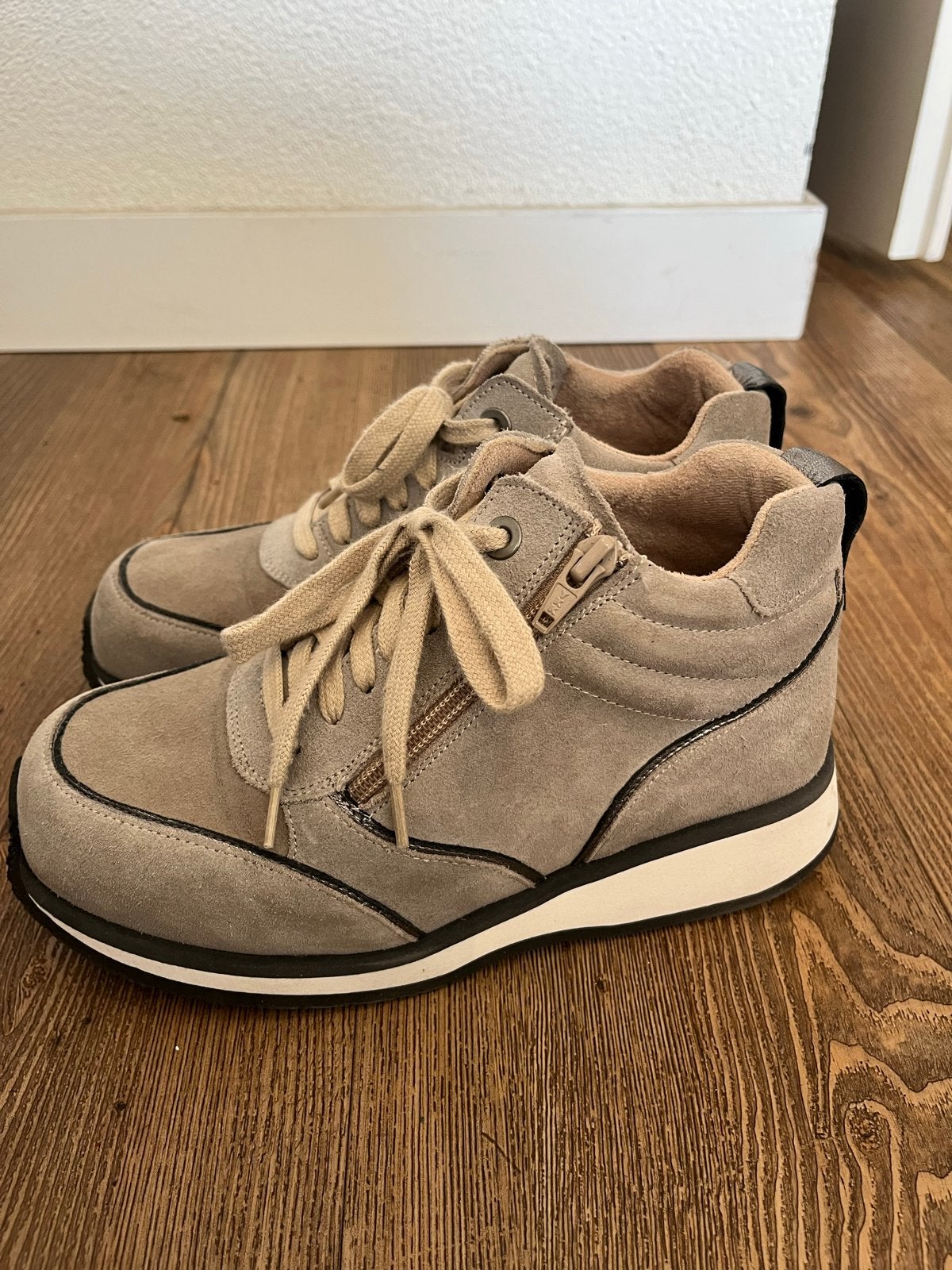 Dames Sneakers - Zo goed als nieuw, Beige, Ophalen of Verzenden, Sneakers of Gympen, Zo goed als nieuw
