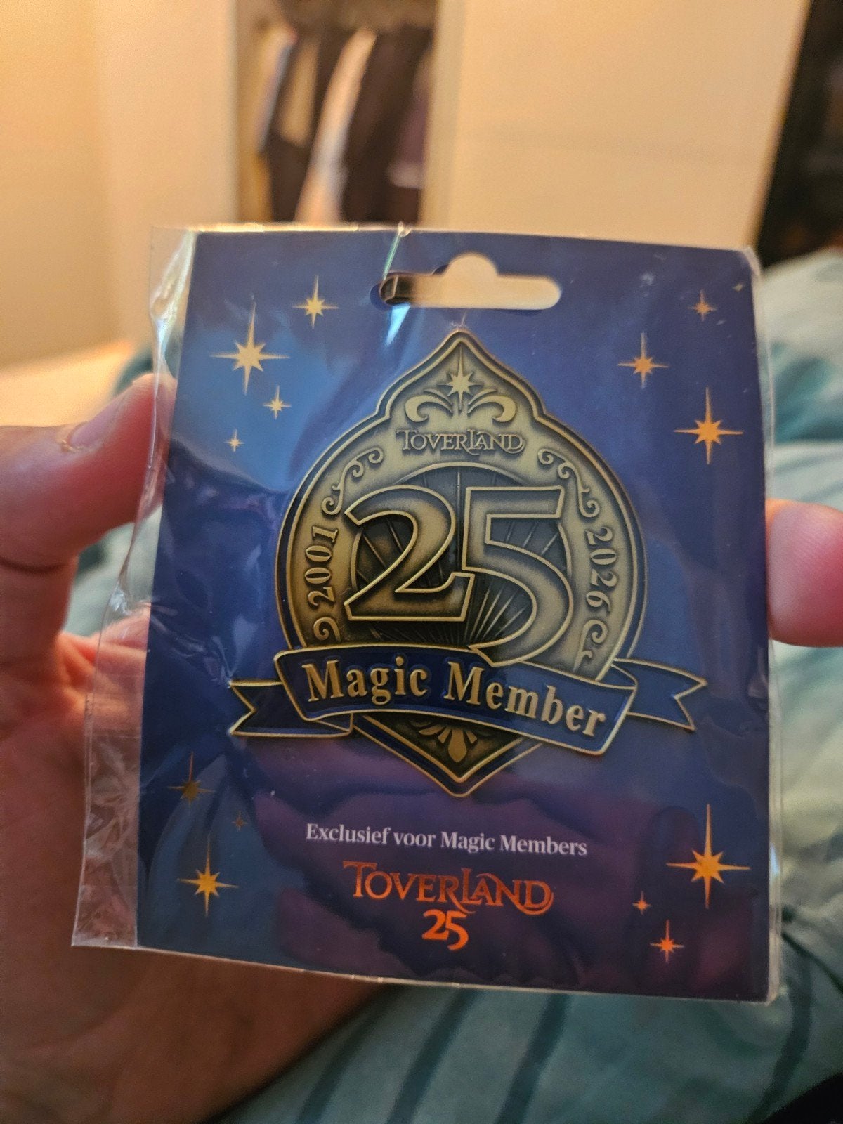 Toverland 25 Jaar Magic Member Pin Gloednieuw in Verpakking, Verzamelen, Speldjes, Pins en Buttons, Ophalen of Verzenden