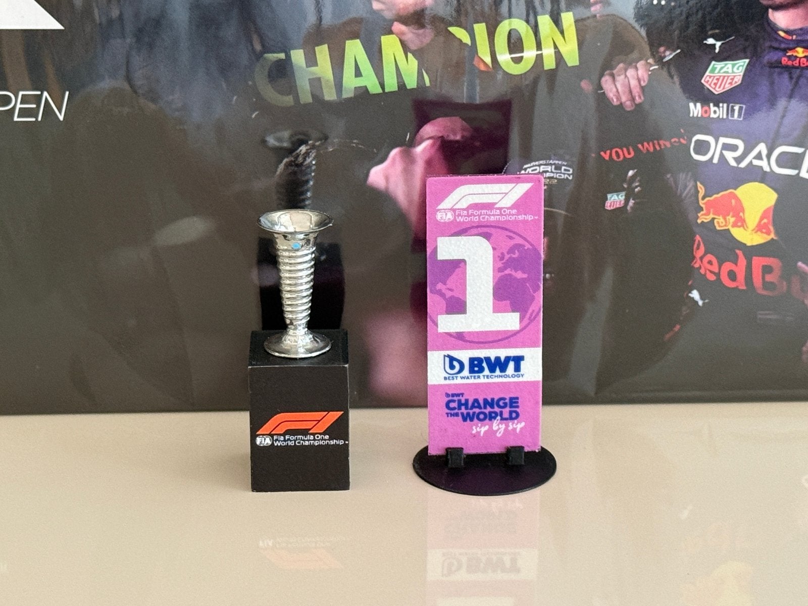 1:18 F1 Wereld Kampioen Trofee + Parc Ferme Bord, Ophalen of Verzenden, Zo goed als nieuw, Flesje(s), Overige merken