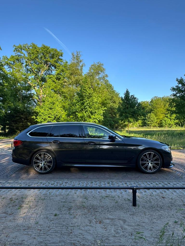 BMW 5-Serie 530i 252pk Aut. 2019 Grijs, Auto's, BMW, 1998 cc, Achterwielaandrijving, Zwart, 4 cilinders