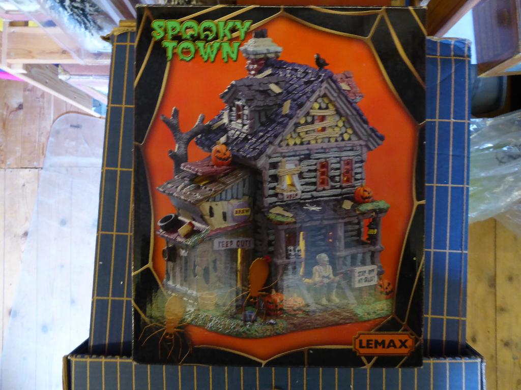 Lemax Item  Creepy neighboorhood house -  Ik ruim op, Ophalen of Verzenden, Nieuw