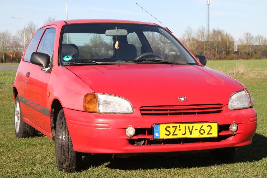 Toyota Starlet 1.3 16V 1998  Rode  met stuurbekrachtiging, 4 cilinders, Starlet, 400 kg, Origineel Nederlands