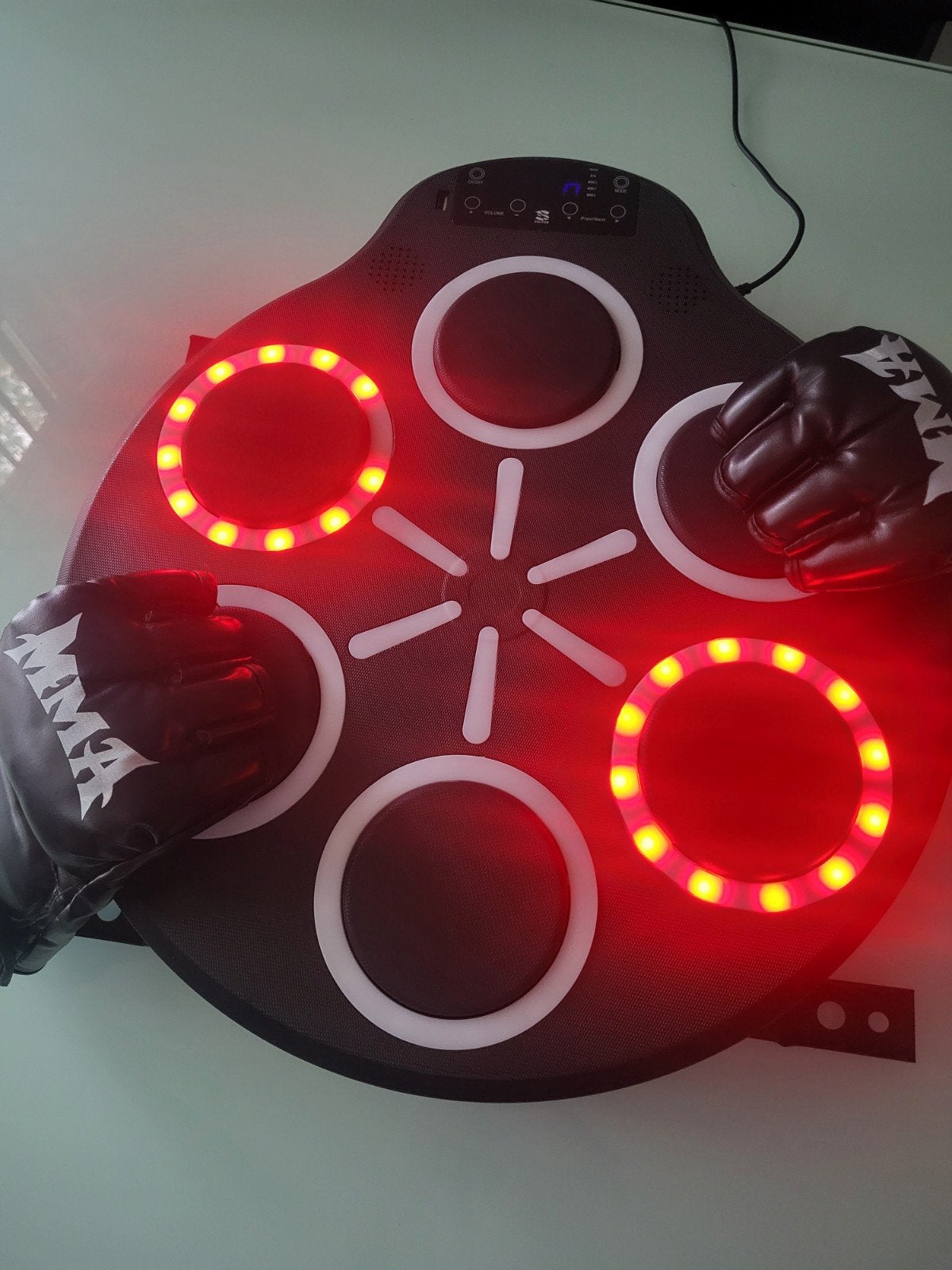 Muziek Boks Pad Wandmodel met LED & Bluetooth + MMA Handscho, Ophalen of Verzenden, Zo goed als nieuw, Bokszak