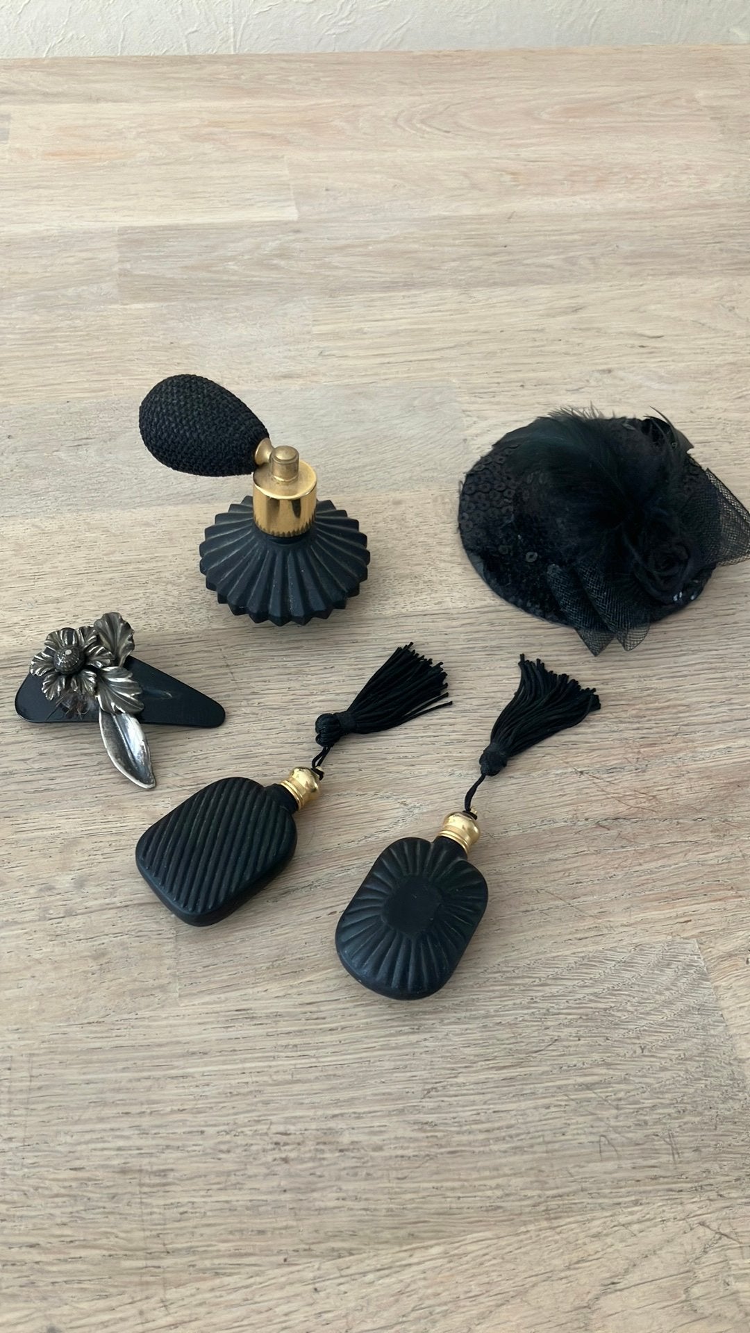 Parfum set met broche en haarclip accessoire, Sieraden, Tassen en Uiterlijk, Uiterlijk | Parfum, Ophalen of Verzenden, Zo goed als nieuw
