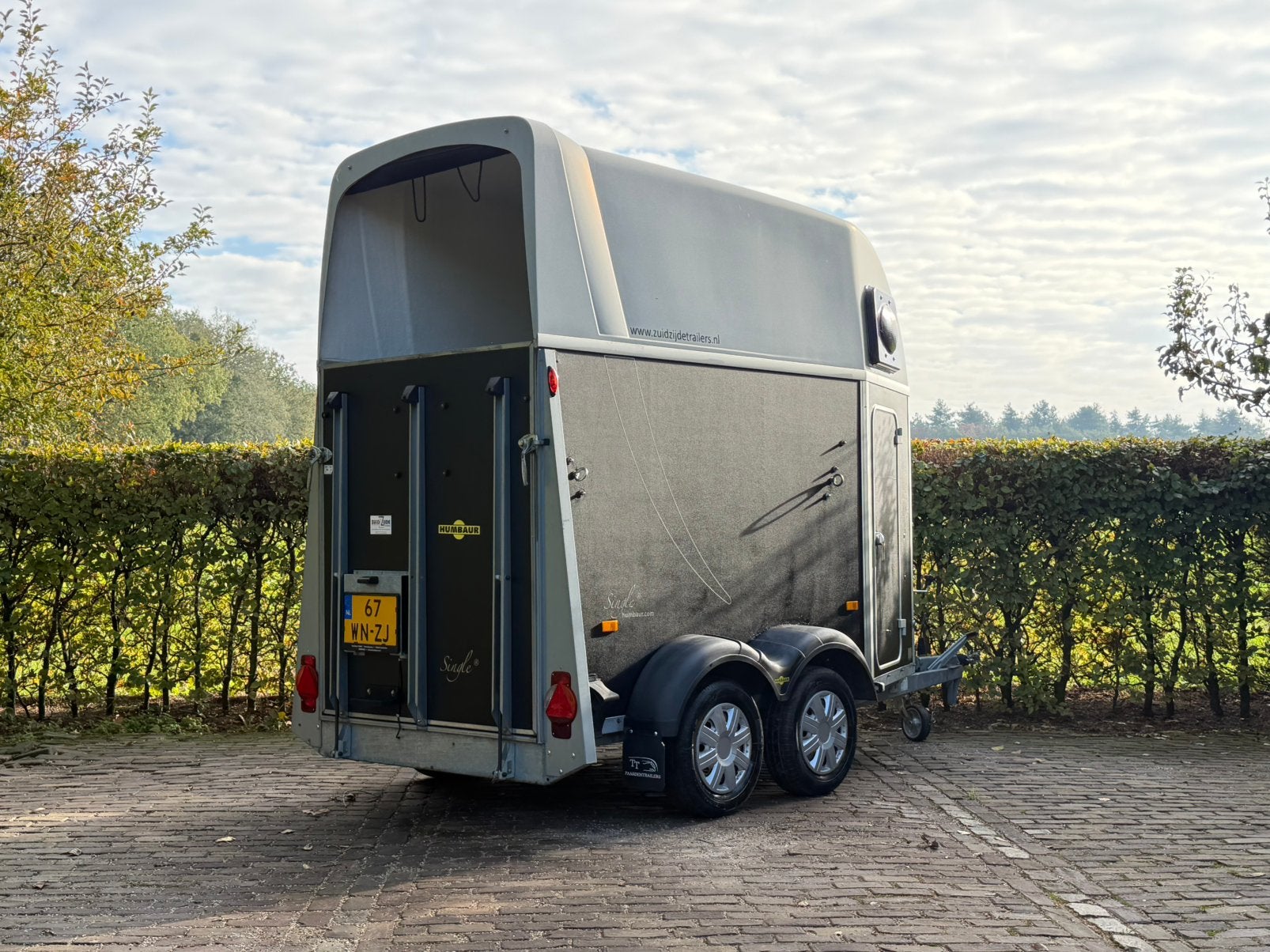 Nette humbaur single met zadelkamer en aluminium bodem, Ophalen, Zo goed als nieuw, Info@ttpaardentrailers.nl, Langenboom