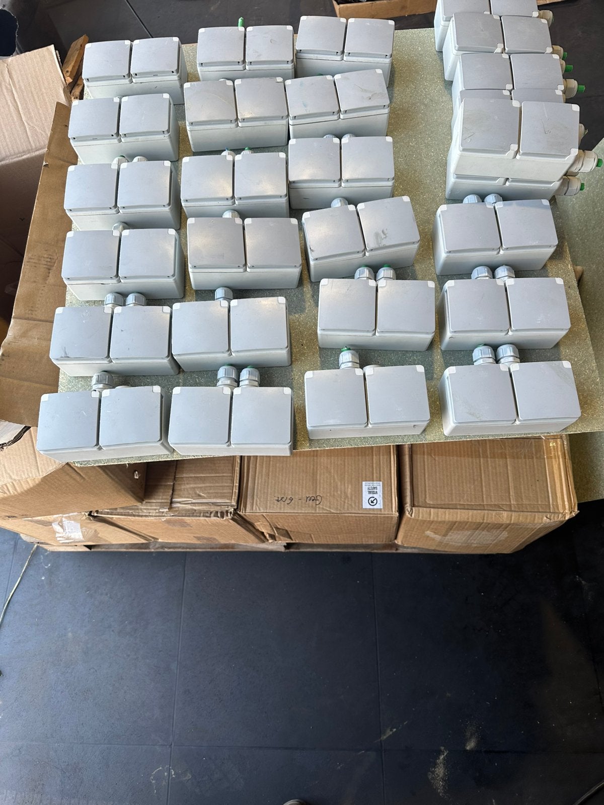 Te koop stopcontacten met penaarding Niko IP55 . Voor buiten, Ophalen, Gebruikt, Stopcontact