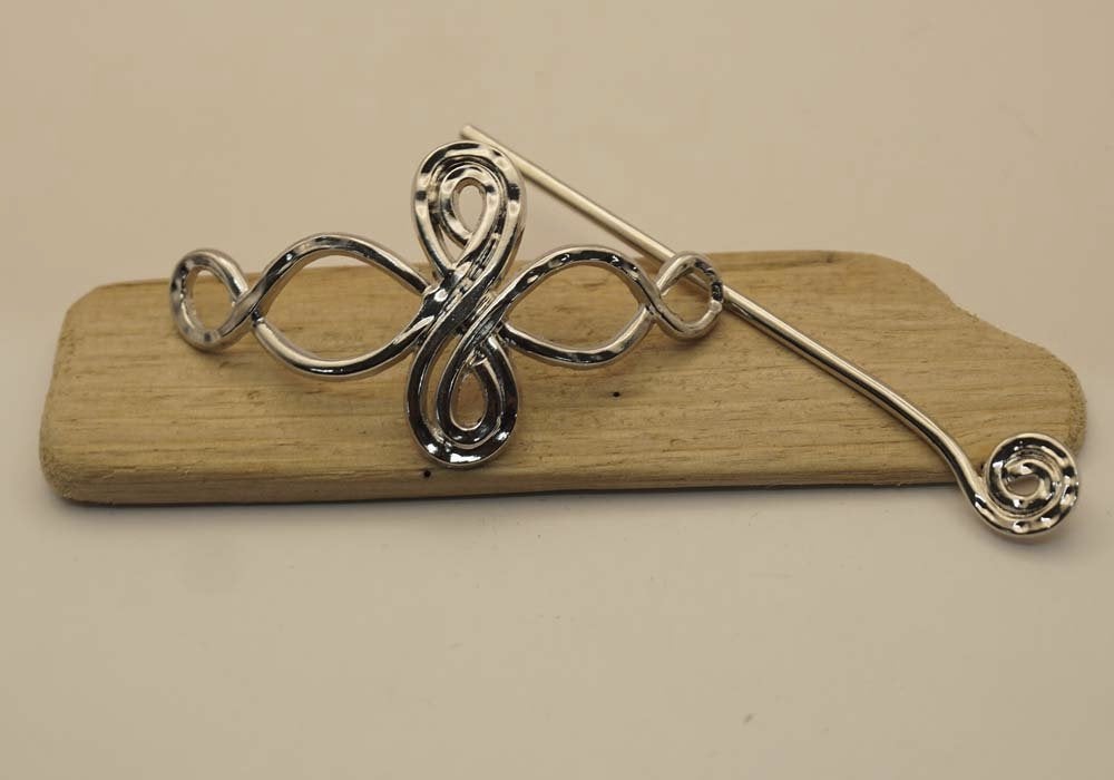 Haarspeld met stokje krullende knoop in de kleur zilver, Importeur :  Riemen bretels, Marktplaats@riemen-bretels.nl, Haarspeld