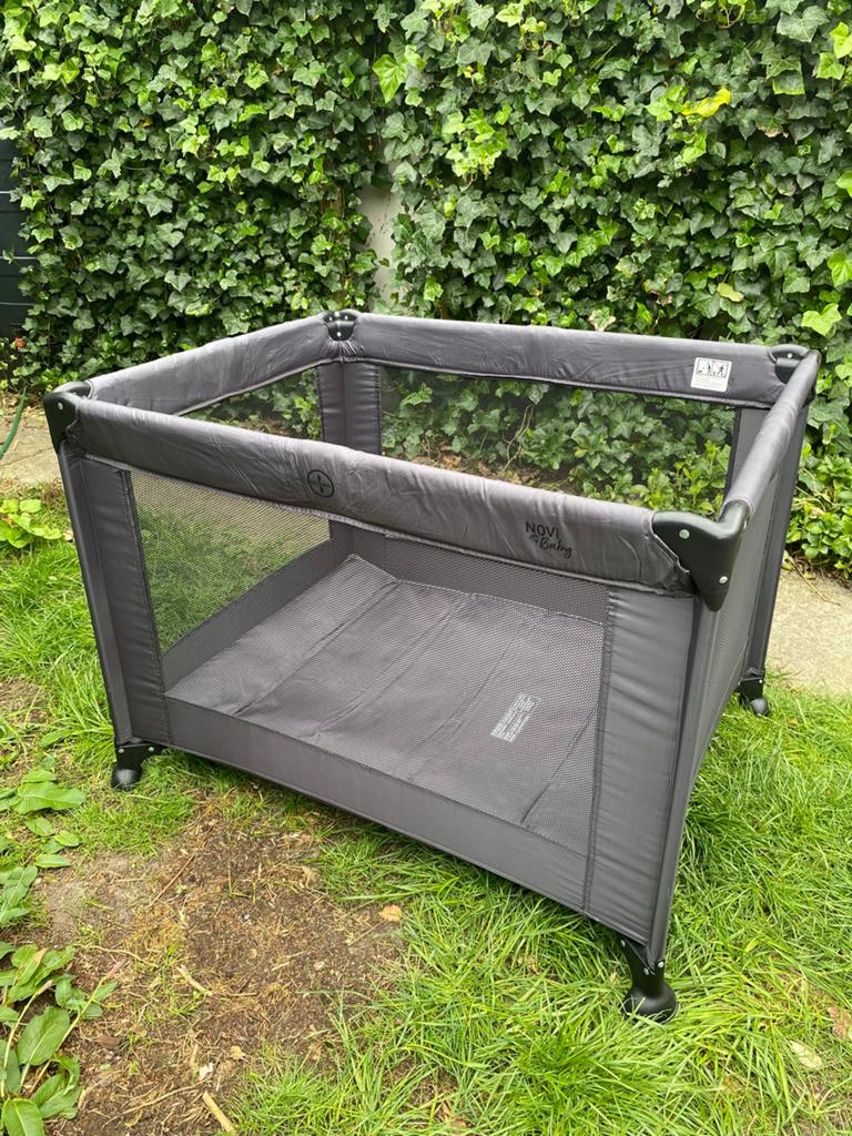 Novi Baby Nolan reis box of bed, inklapbaar camping + kleed, Kinderen en Baby's, Boxen, Ophalen of Verzenden, Gebruikt, Vierkant