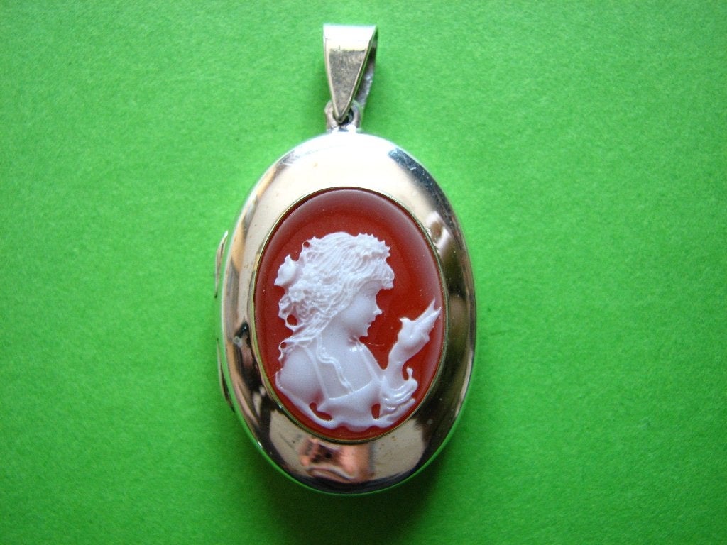Mooi Zilveren Medaillon met Camee - Meisje met Vogeltje, Sieraden, Tassen en Uiterlijk, Antieke sieraden, Verzenden, Zilver, Hanger