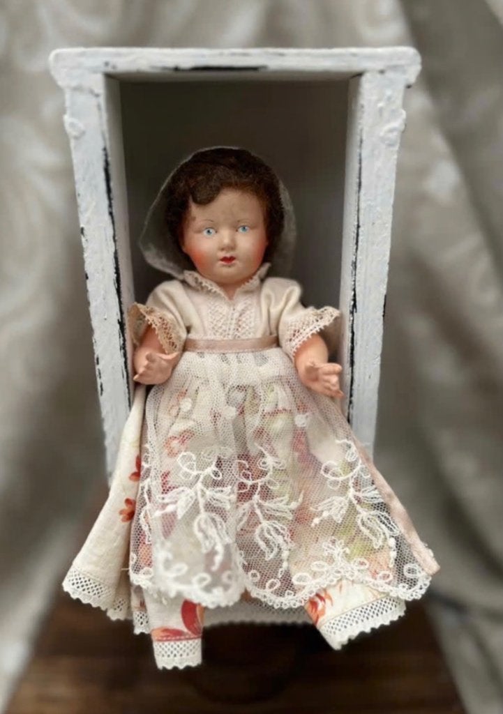 Antieke pop jaren 1900 in “bescherm huis”, Ophalen of Verzenden, Zo goed als nieuw, X, Pop