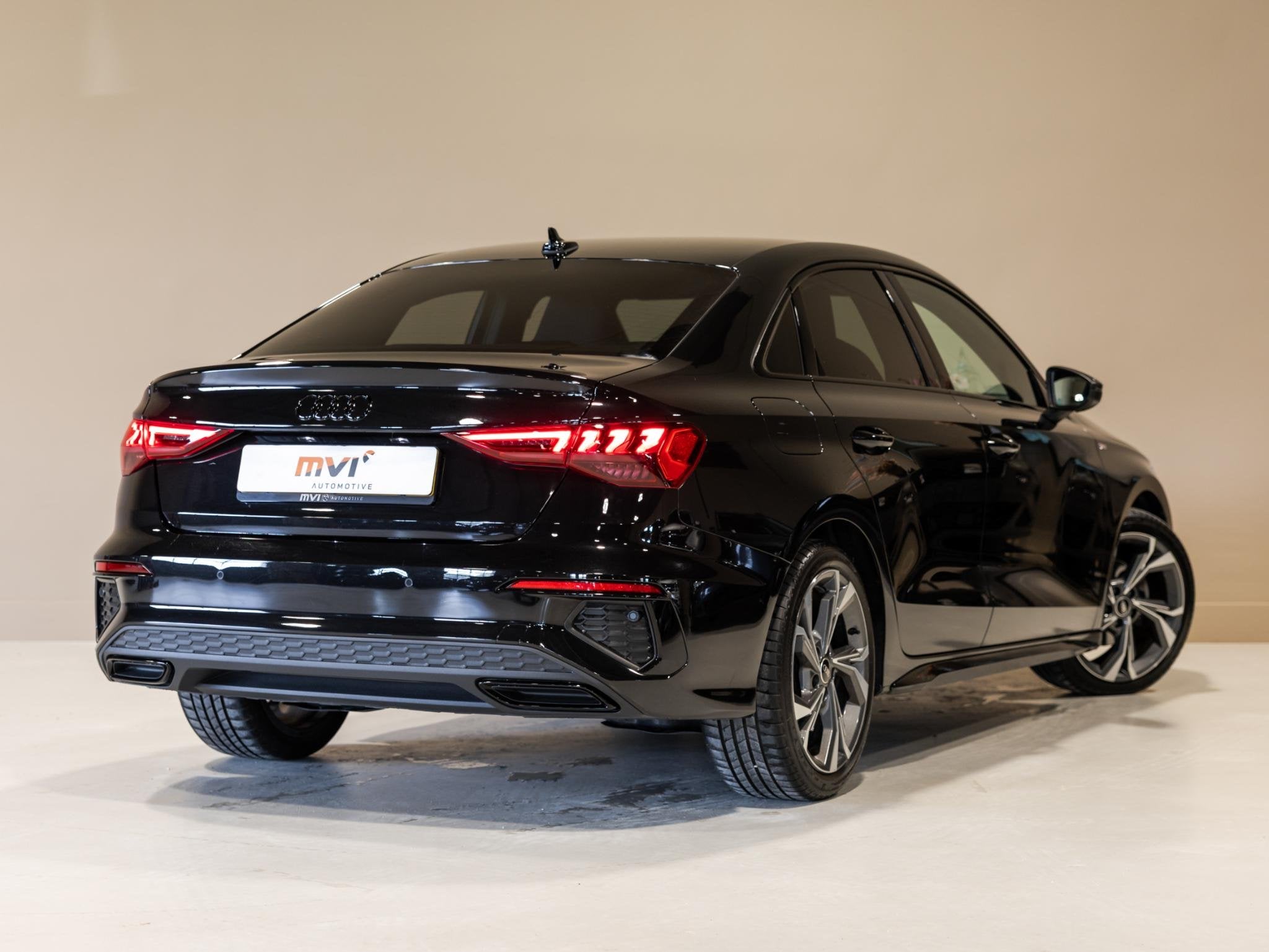 Audi A3 Limousine 35 TFSI S-Line edition / 150pk / NAP / Mat, Auto's, Dealer onderhouden, 4 cilinders, Leder en Stof, Zwart