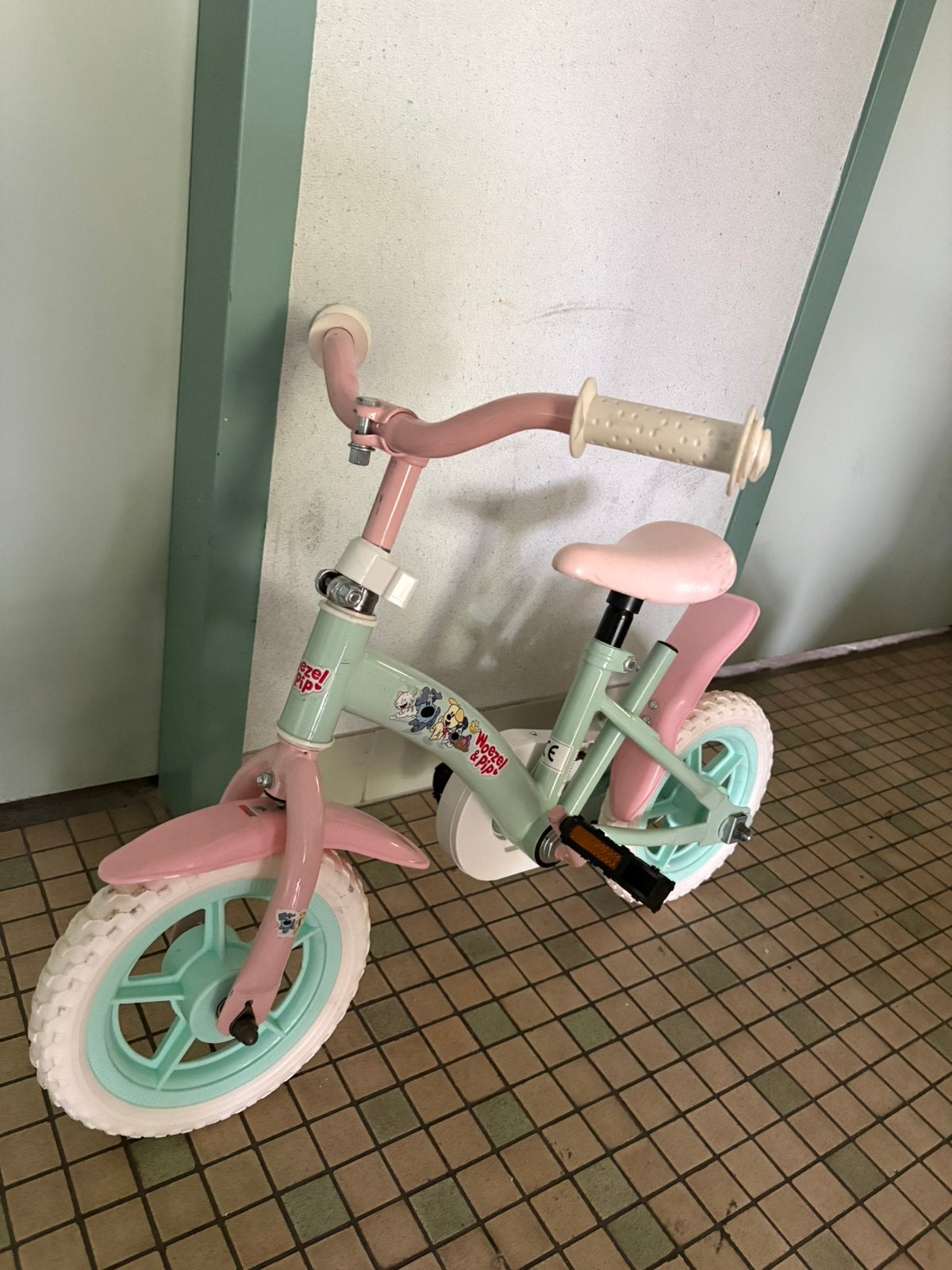 Kinderfiets Woezel en pip 10 inch, Fietsen en Brommers, Ophalen, Zo goed als nieuw, Terugtraprem, Verstelbare zitting