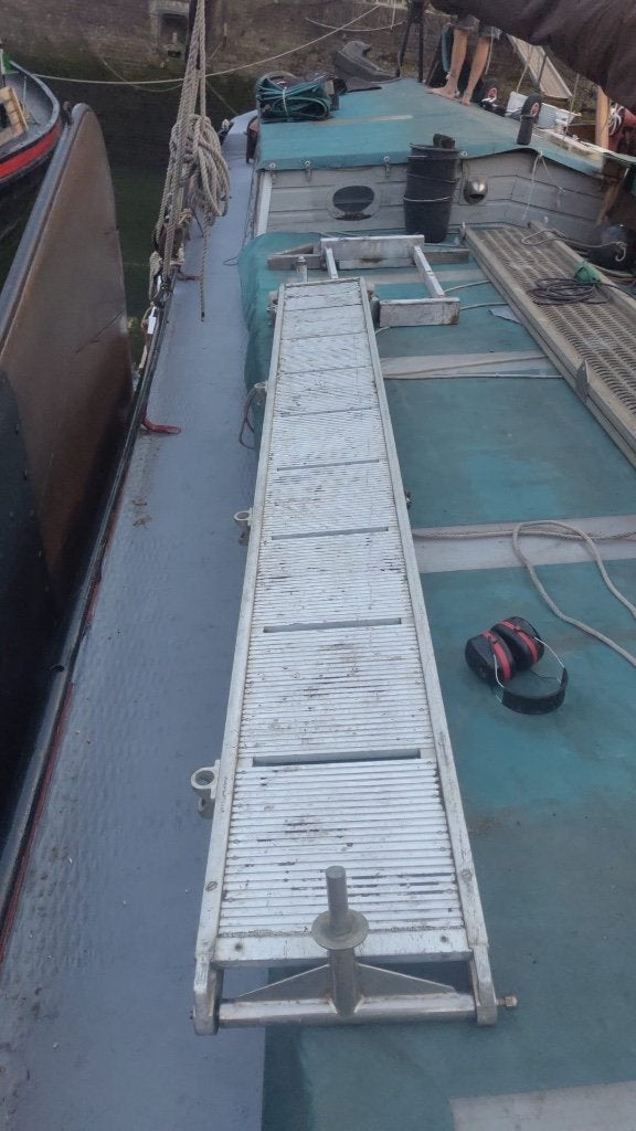Loopplank 4 meter met wieltjes en hekje, Ophalen, Gebruikt