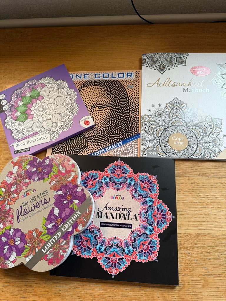 vijf verschillende kleurboeken voor volwassenen., Hobby en Vrije tijd, Tekenen, Ophalen of Verzenden, Zo goed als nieuw, Boek of Gids