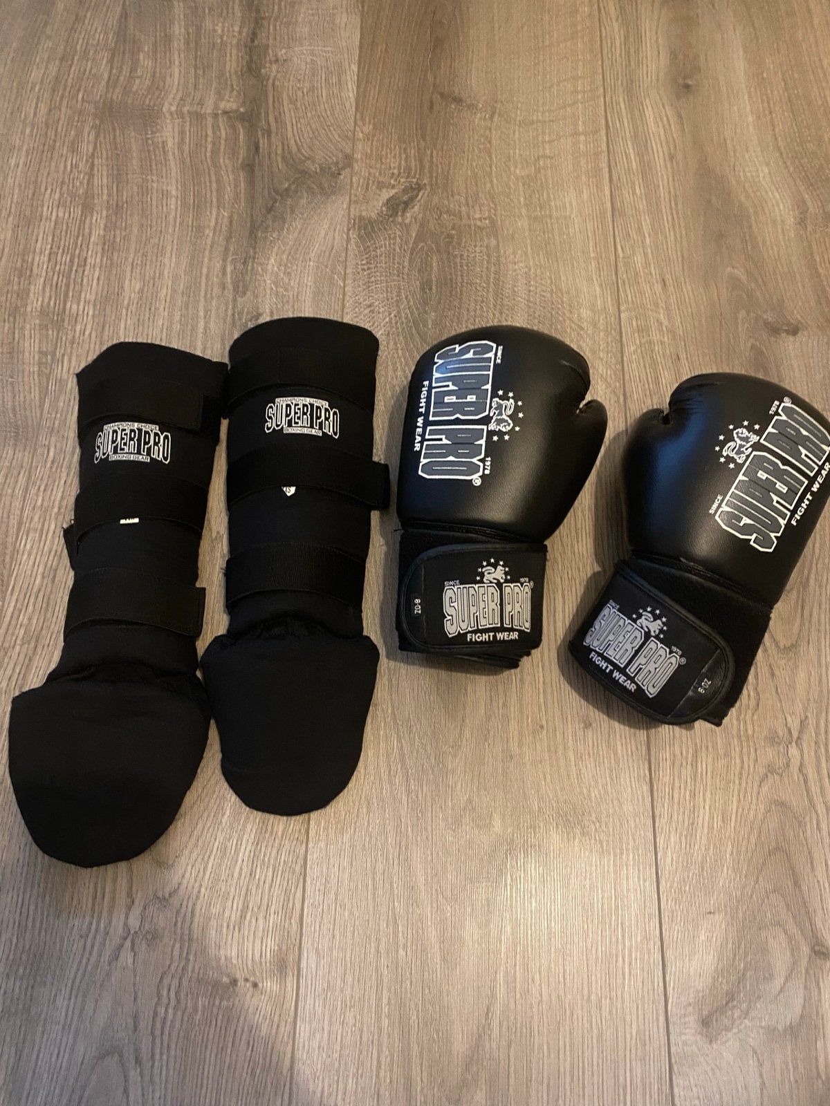 Super Pro Fight Gear Bokshandschoenen en Scheenbeschermers, Sport en Fitness, Overige, Vechtsportbescherming, Ophalen of Verzenden