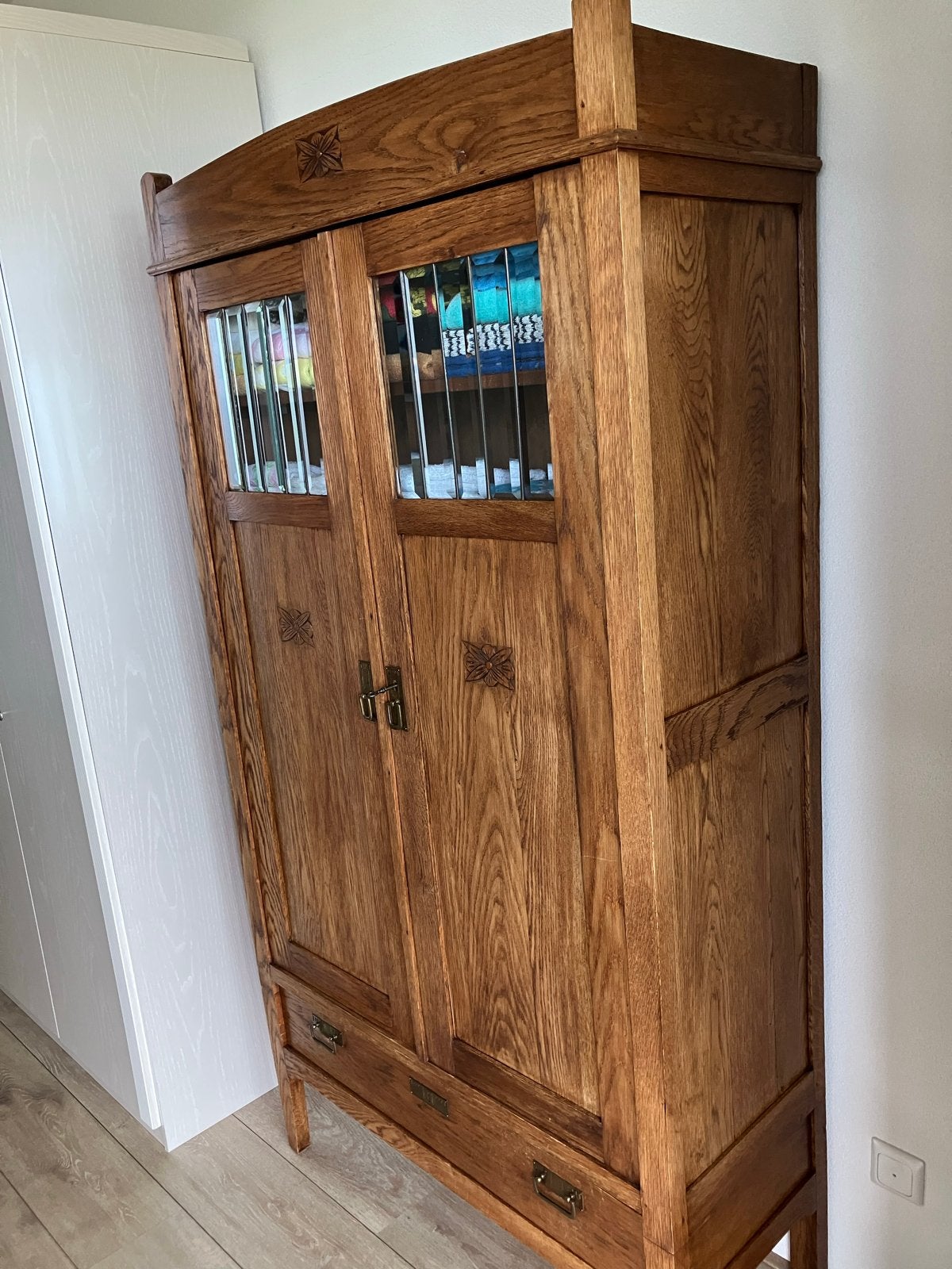 Antieke Eikenhouten Kast met Glas-in-lood Details, Huis en Inrichting, Kasten | Overige, Ophalen