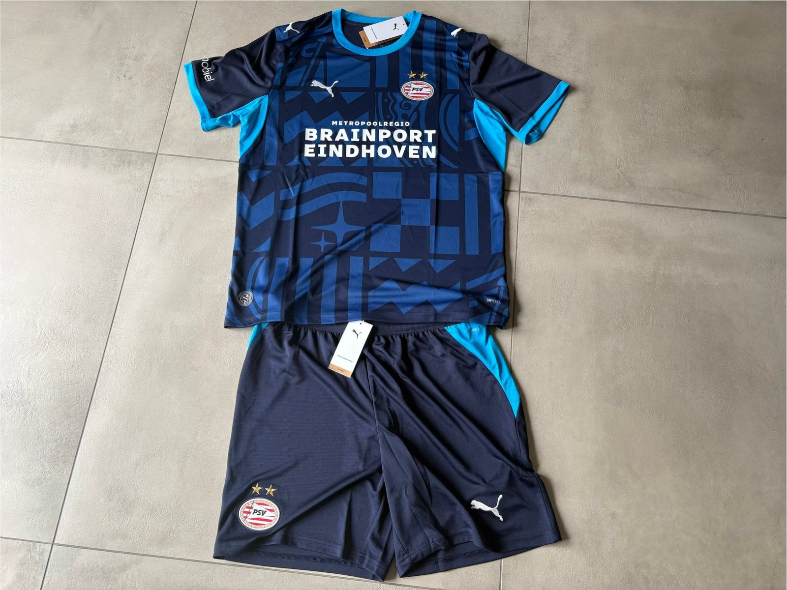 PSV 26/27, 3e shirt + broek, maat L, orgineel geen namaak, Sport en Fitness, Maat L, Verzenden, Nieuw, Set