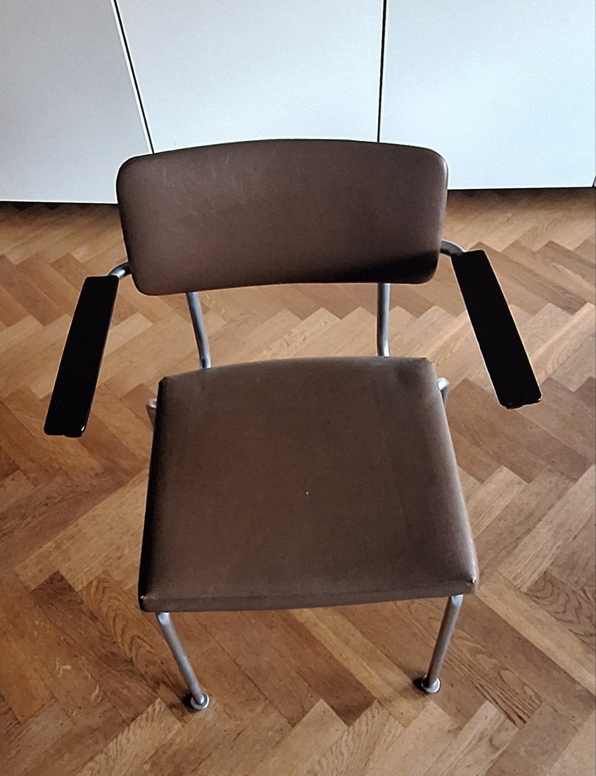 Gispen model 1235 buisframe armstoelen (4), Ophalen