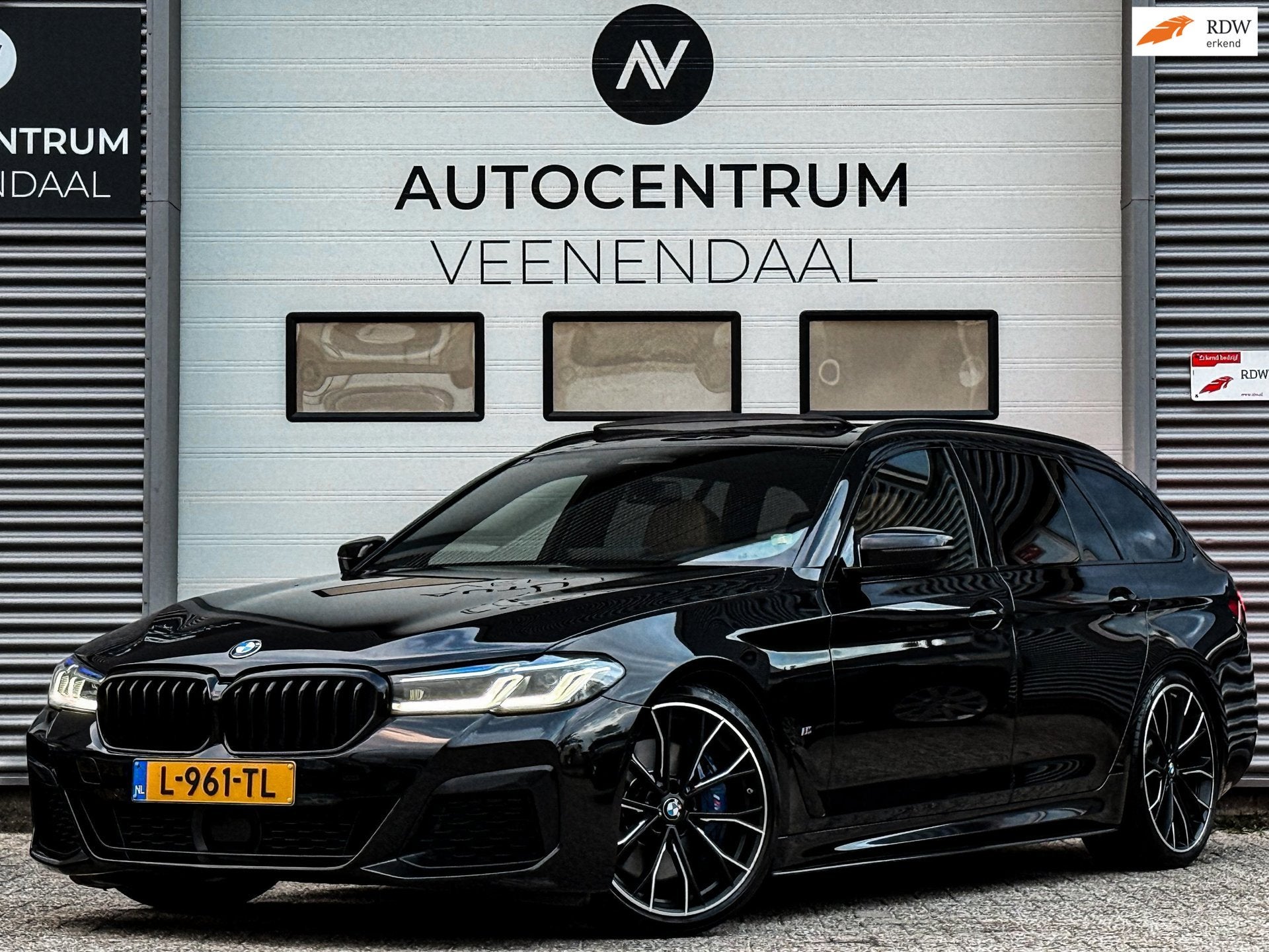 BMW 5-serie Touring 540i xDrive LCI 3X M-SPORT PANO/B&W/LASE, Automaat, Gebruikt, 2000 kg, Zwart