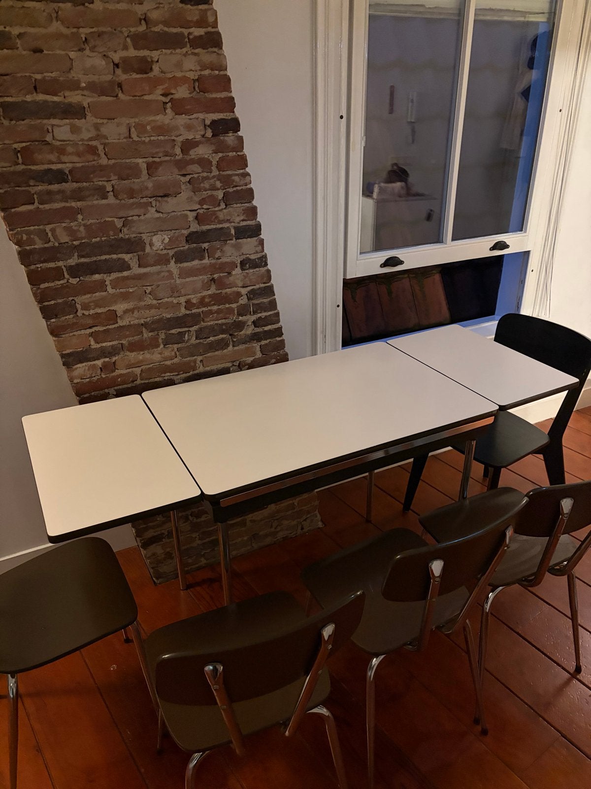 Foto 2 van Uitschuifbare eettafel met 5 stoelen (met spoed)